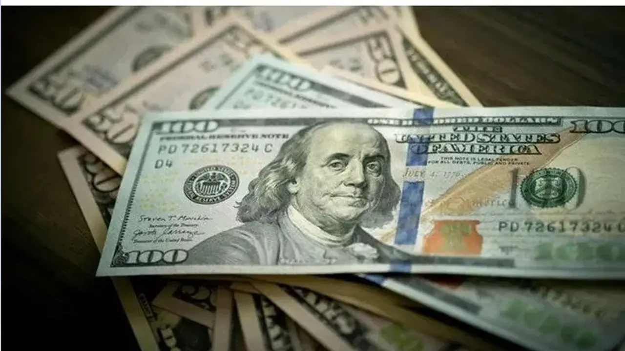 الدولار يسجل مكاسب قوية وسط توجه المستثمرين نحو الأصول الآمنة بسبب الحرب